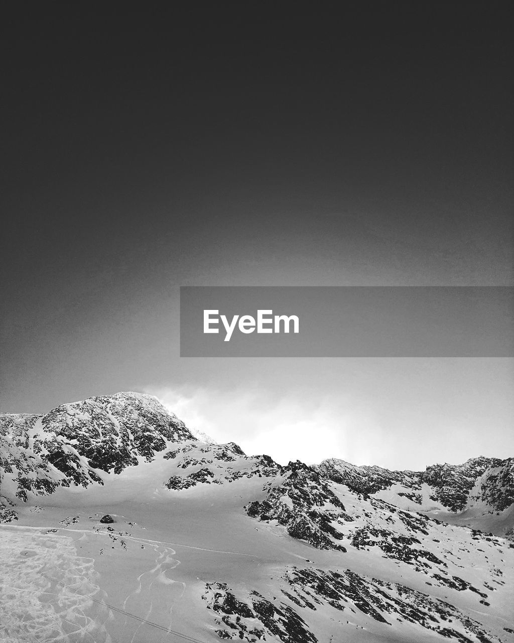 SCENIC VIEW OF SNOWCAPPED MOUNTAIN AGAINST SKY