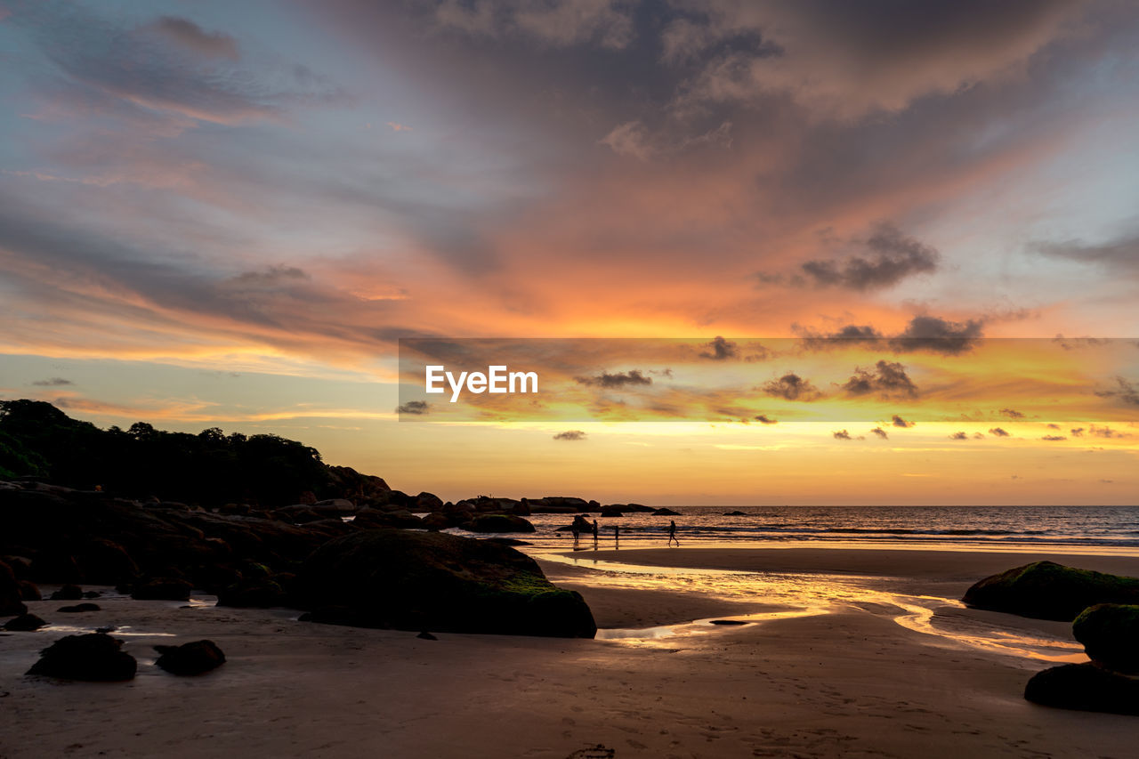 SCENIC VIEW OF SEA AGAINST ORANGE SKY