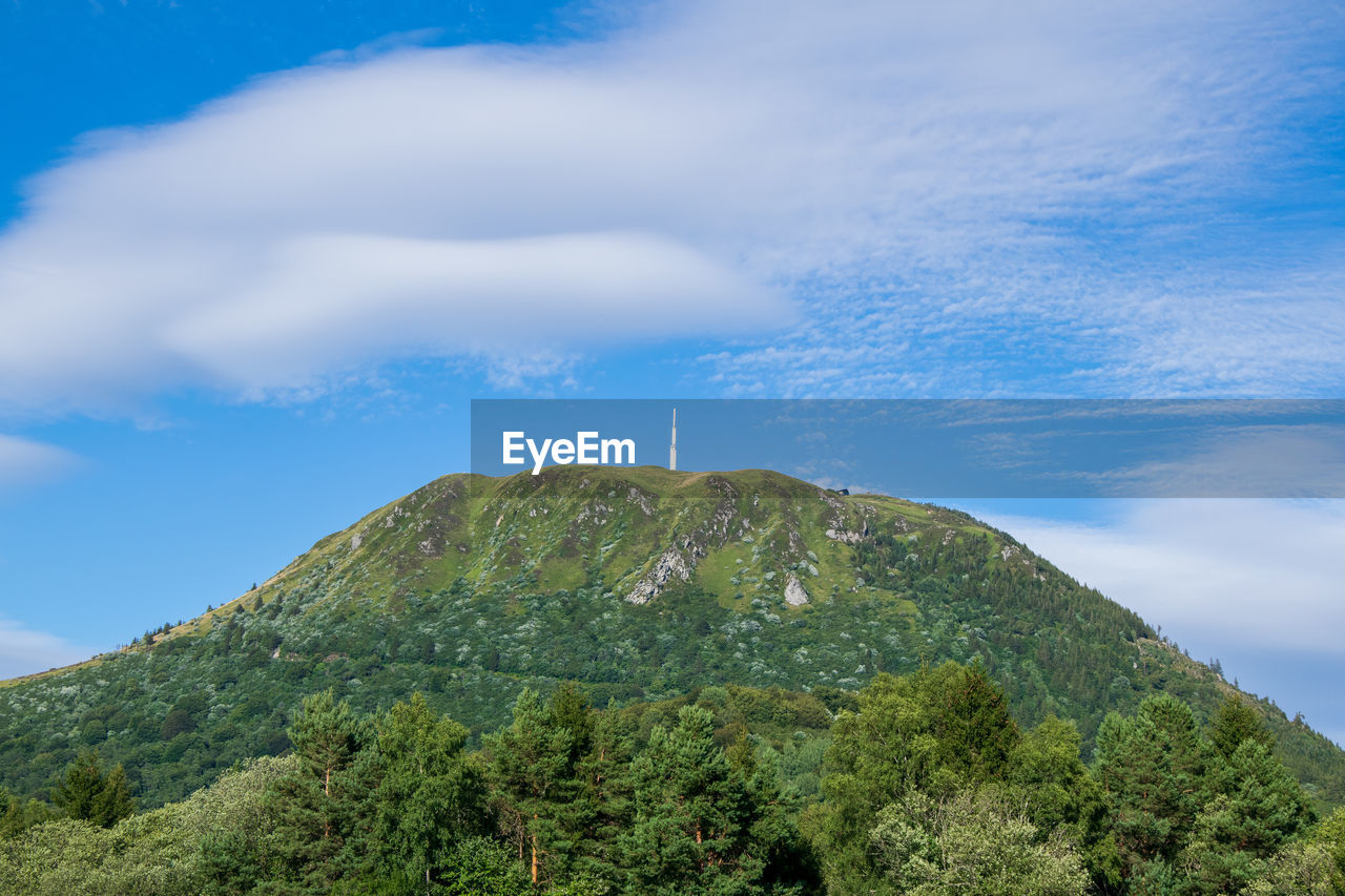 LOW ANGLE VIEW OF MOUNTAINS AGAINST SKY