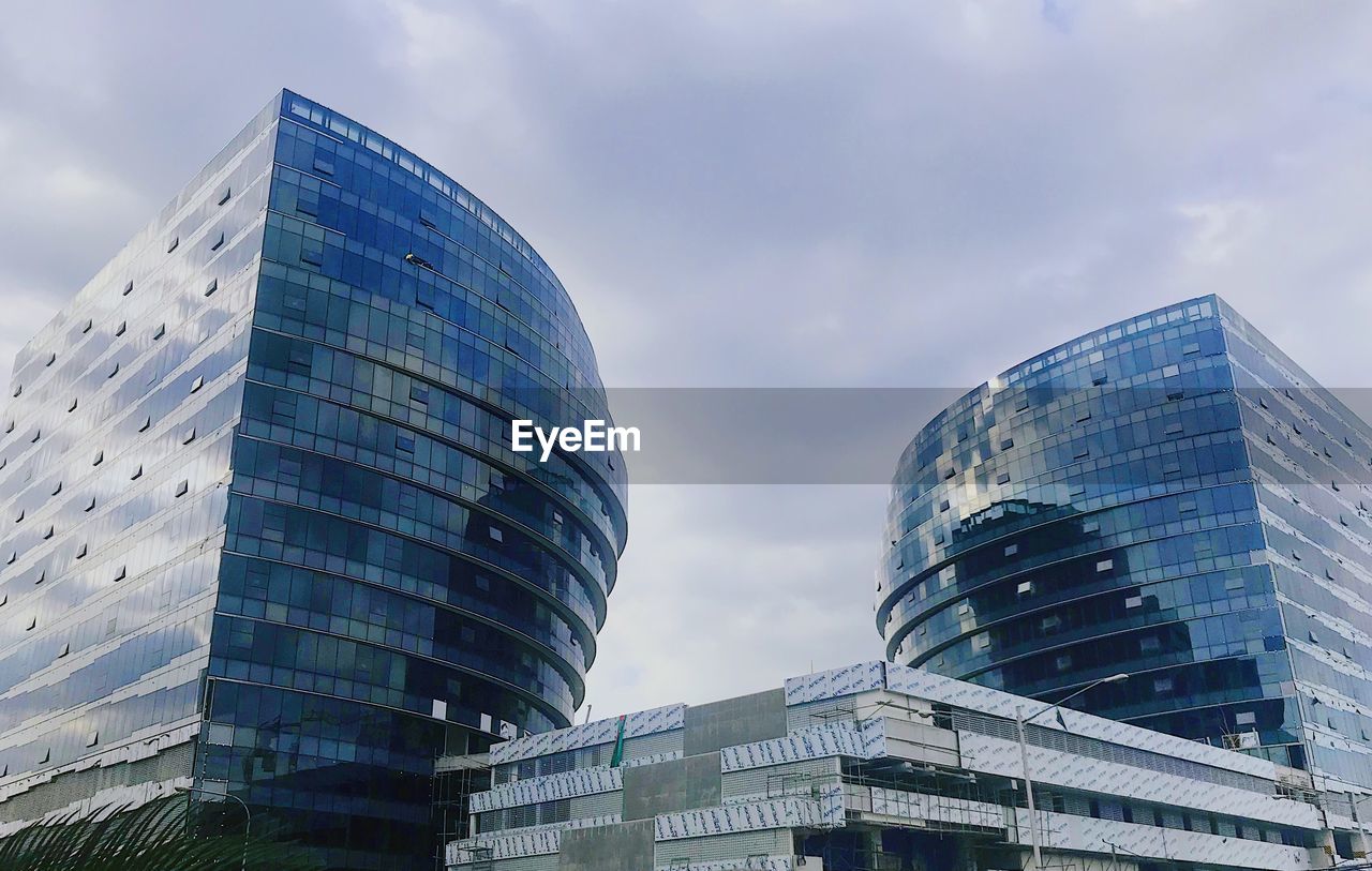 LOW ANGLE VIEW OF MODERN BUILDING AGAINST SKY