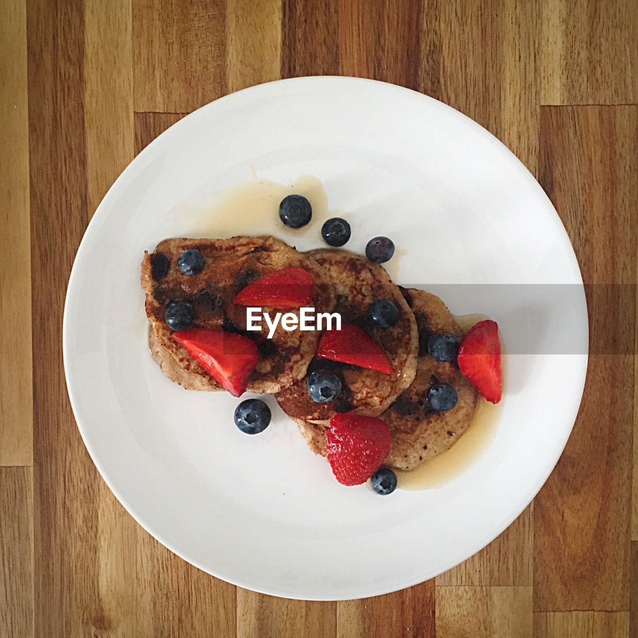 DIRECTLY ABOVE SHOT OF DESSERT SERVED IN PLATE ON TABLE