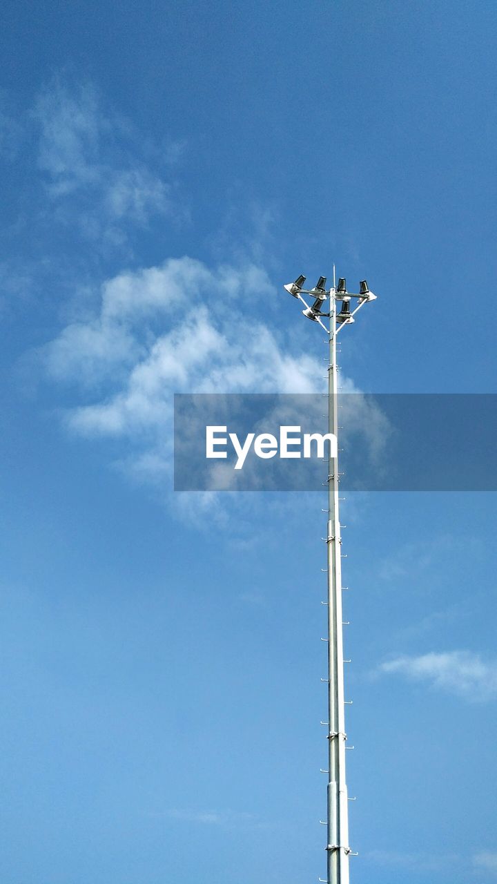 LOW ANGLE VIEW OF WIND TURBINE AGAINST BLUE SKY