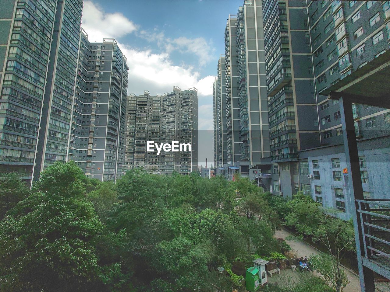 LOW ANGLE VIEW OF BUILDINGS AGAINST SKY IN CITY