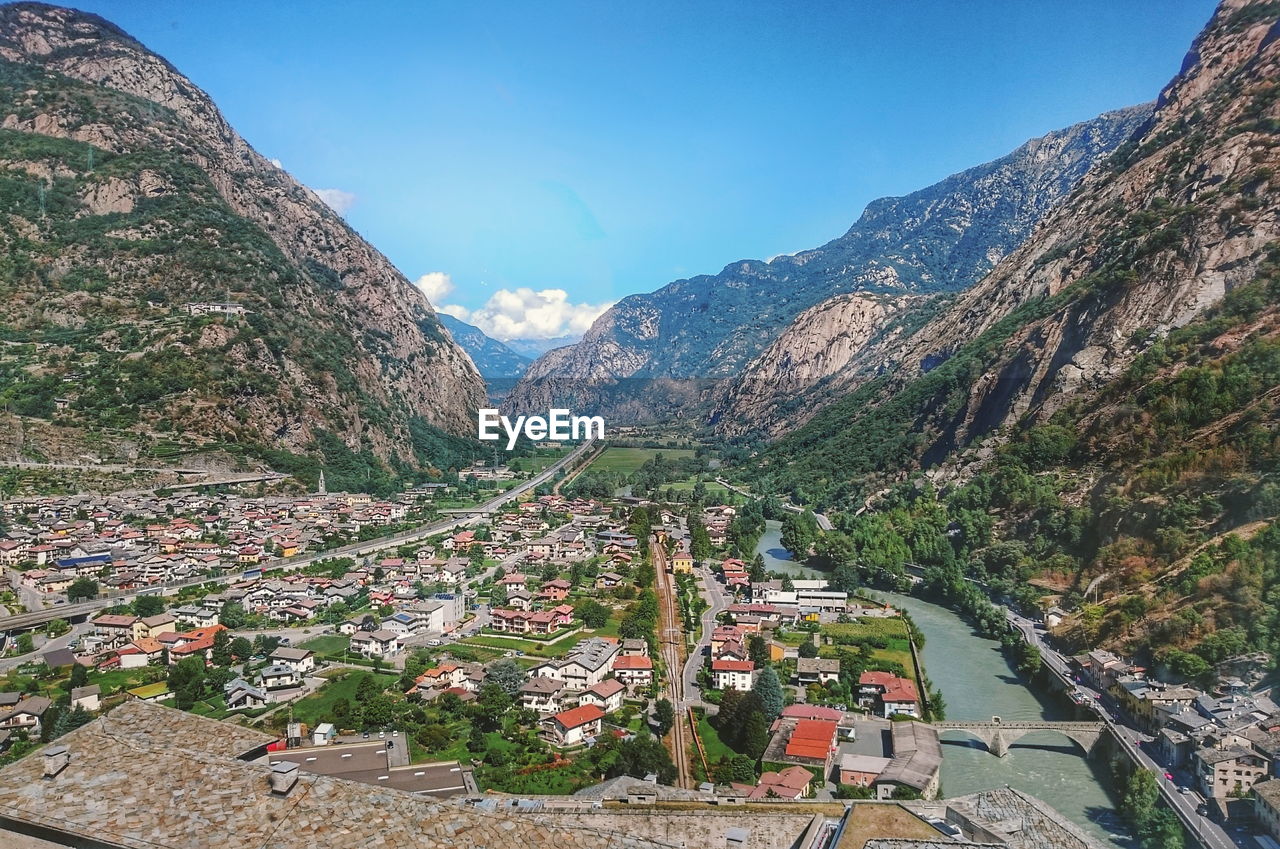 HIGH ANGLE VIEW OF TOWN AGAINST MOUNTAIN