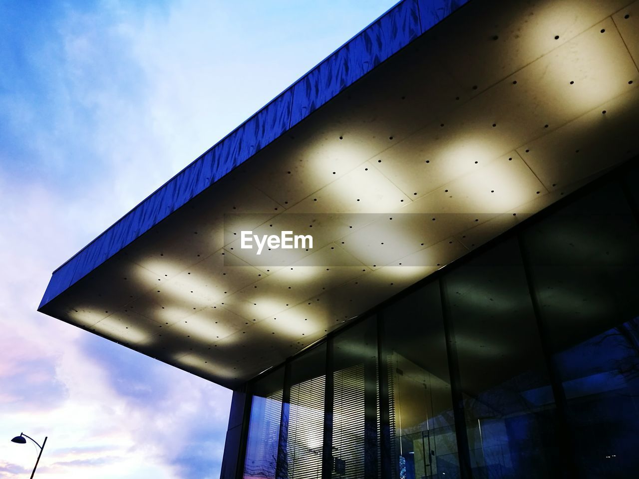 LOW ANGLE VIEW OF BUILT STRUCTURE AGAINST THE SKY