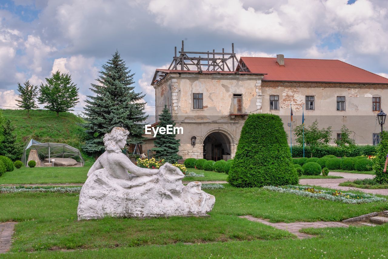 Zolochiv, ukraine 06.07.2021. zolochiv castle in galicia region of ukraine, on a sunny summer day