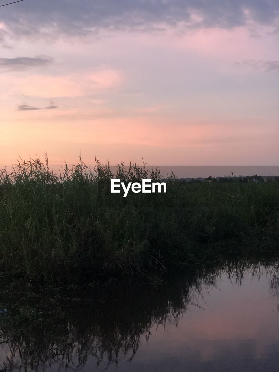 IDYLLIC VIEW OF LAKE AGAINST SKY DURING SUNSET