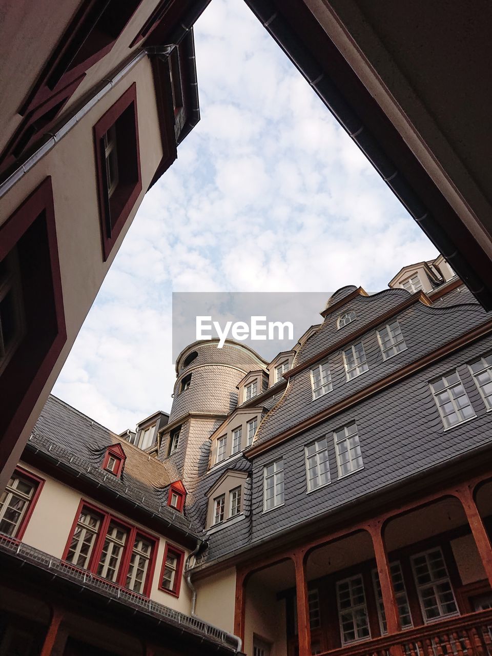 LOW ANGLE VIEW OF HISTORIC BUILDING AGAINST SKY