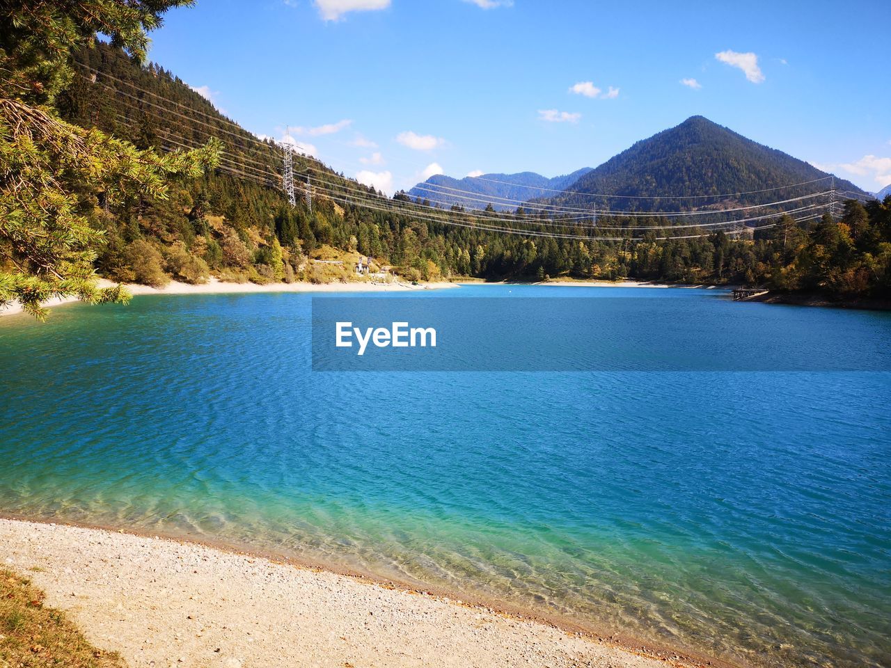 SCENIC VIEW OF SEA AND MOUNTAINS AGAINST BLUE SKY