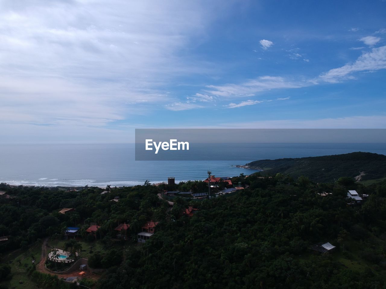 HIGH ANGLE VIEW OF TOWNSCAPE BY SEA