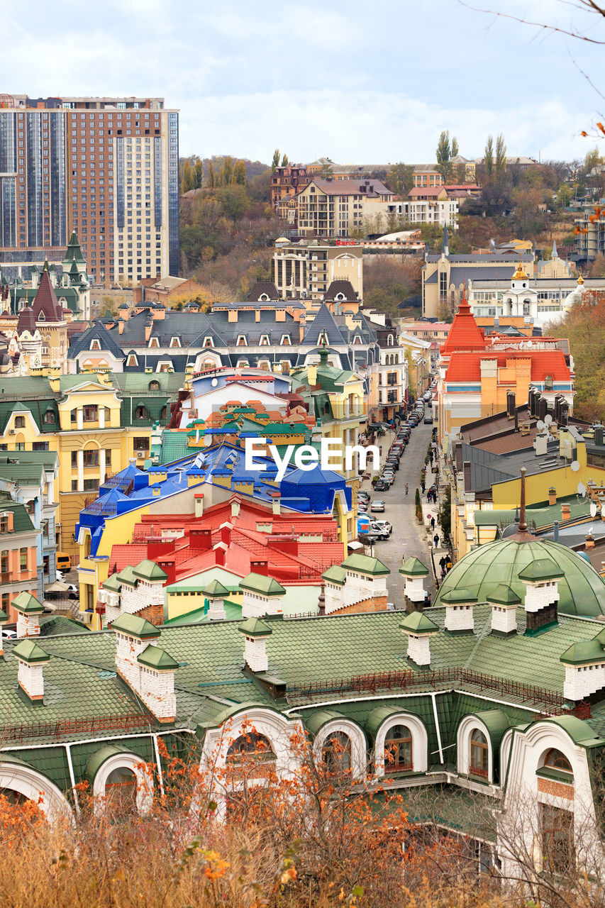 HIGH ANGLE VIEW OF BUILDINGS AGAINST SKY