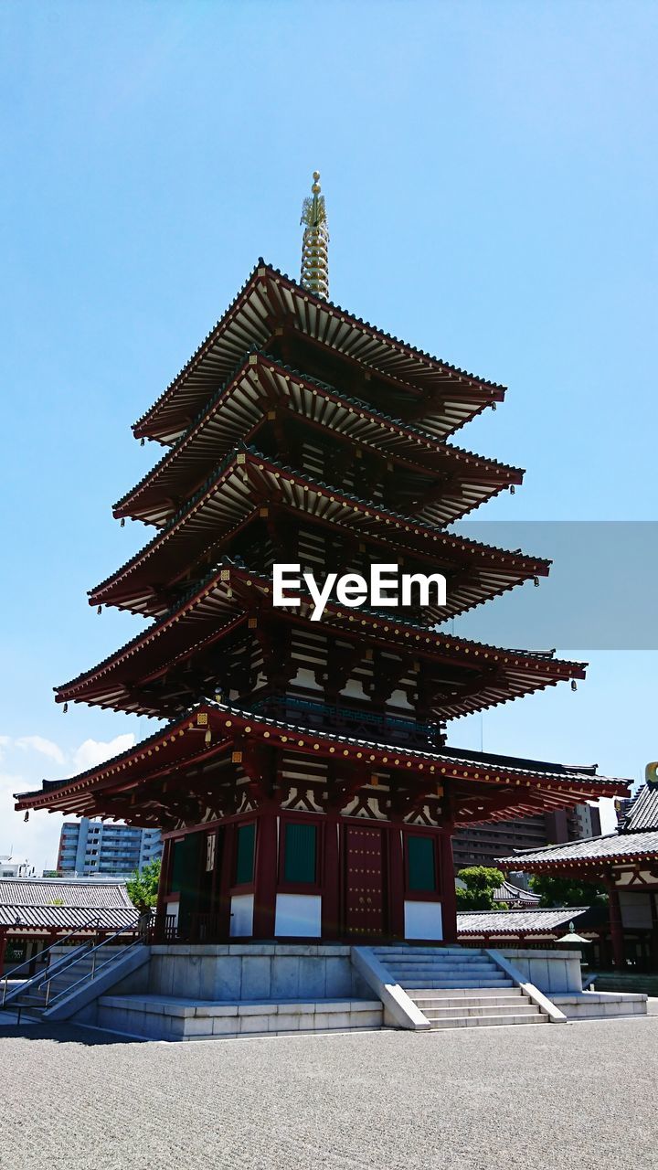 LOW ANGLE VIEW OF PAGODA AGAINST SKY IN BUILDING