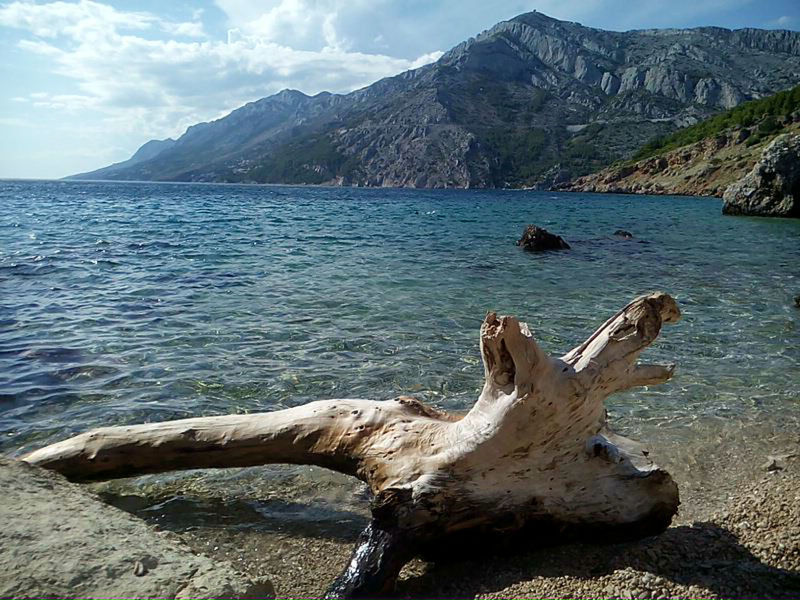 SCENIC VIEW OF MOUNTAINS AND SEA