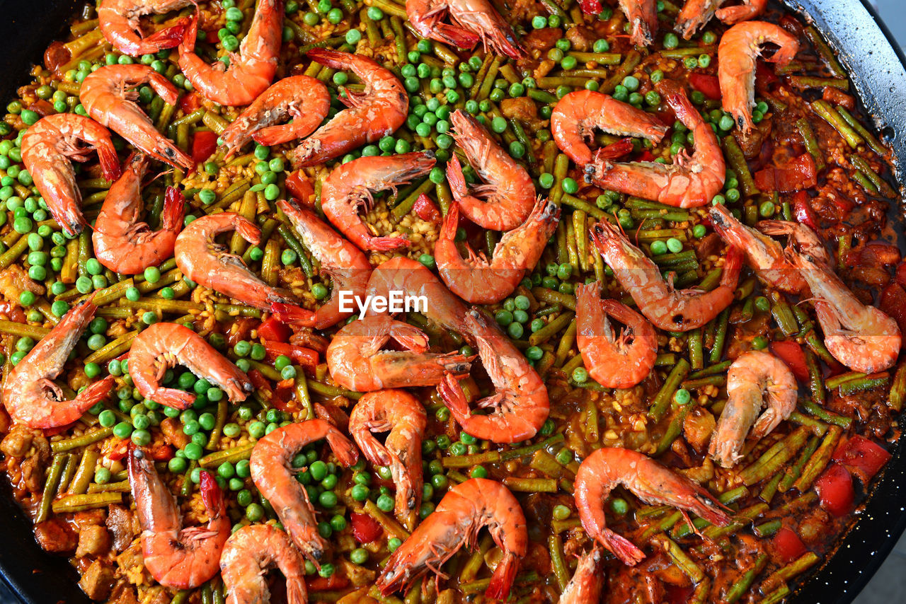 HIGH ANGLE VIEW OF FRESH CARROTS IN CONTAINER