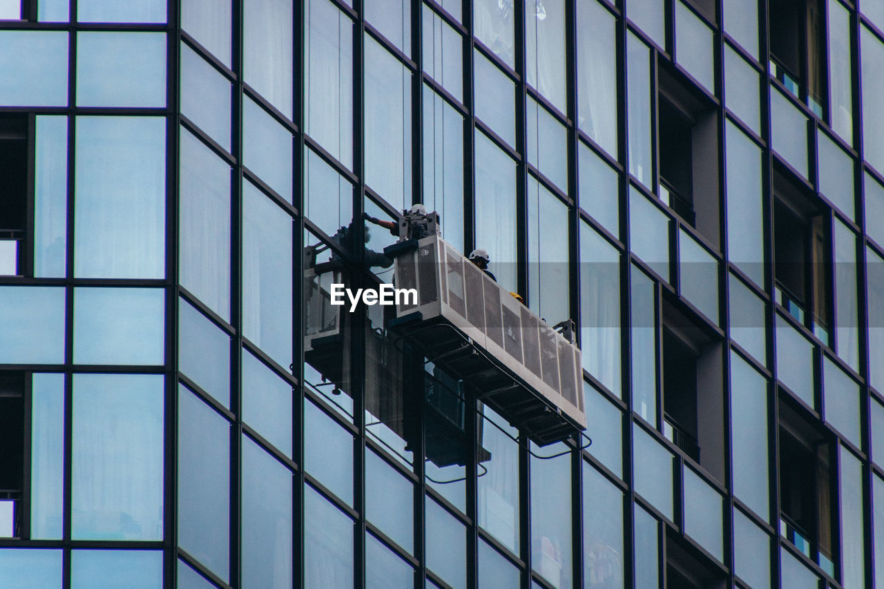 FULL FRAME SHOT OF GLASS BUILDING