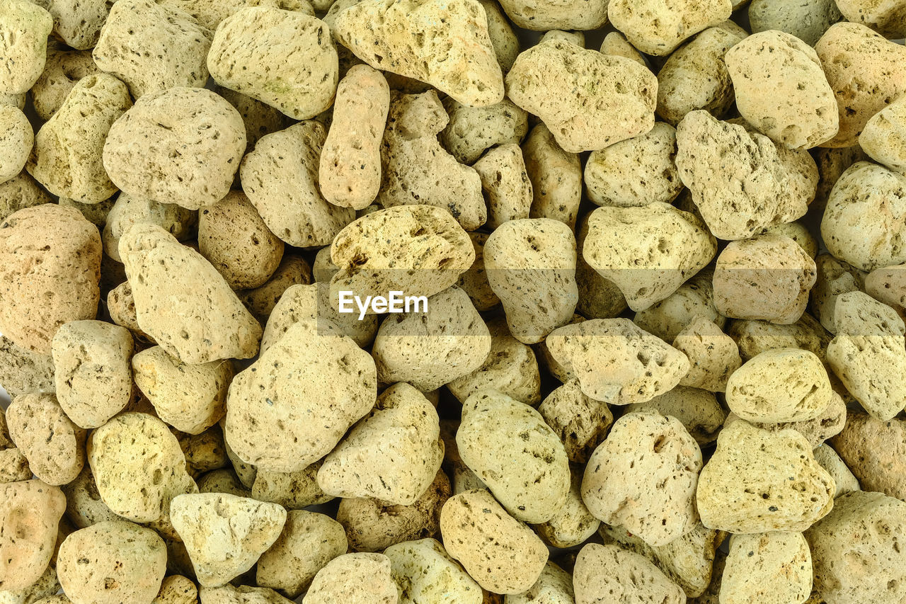 FULL FRAME SHOT OF PEBBLES ON ROCK