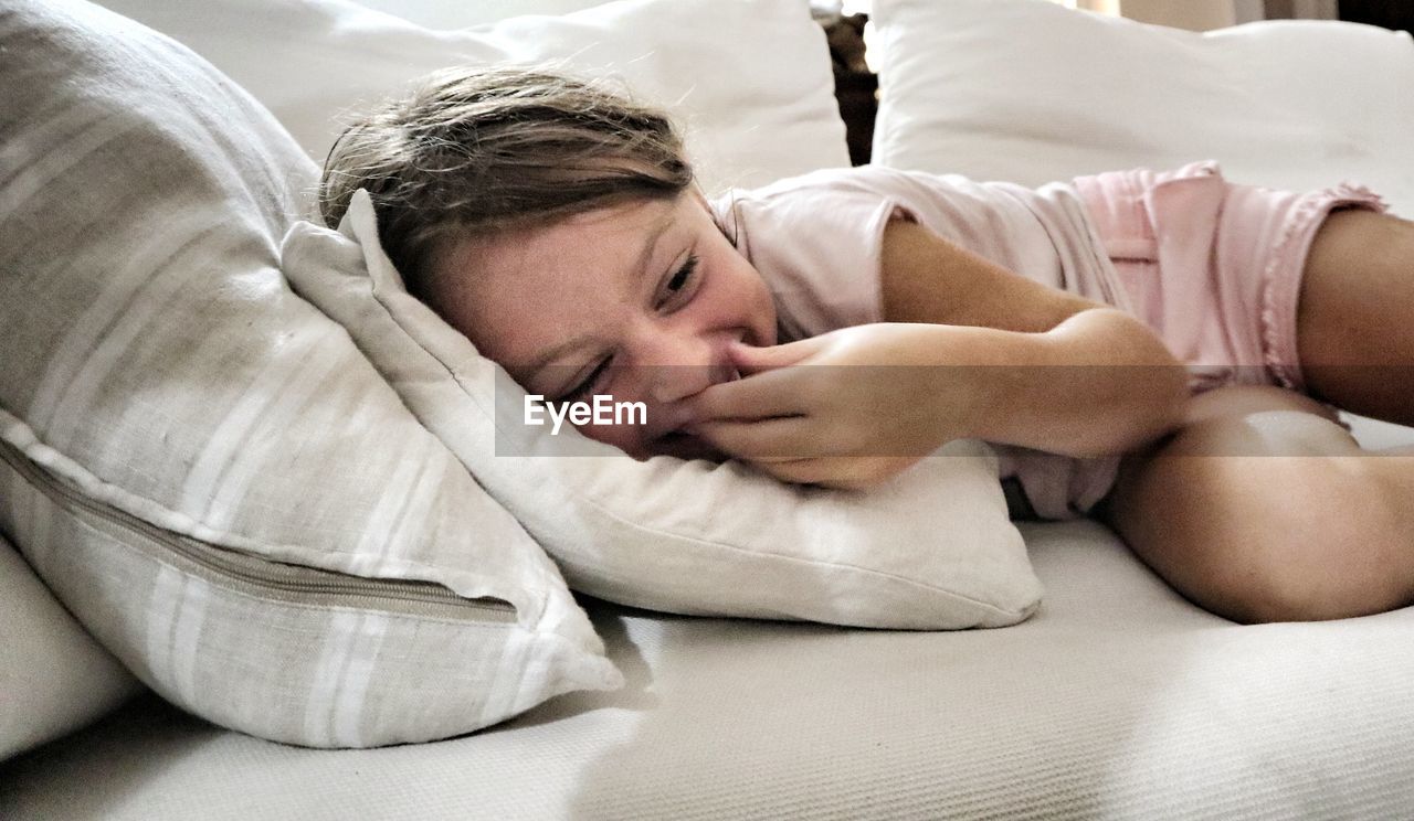 PORTRAIT OF YOUNG MAN SLEEPING IN BED