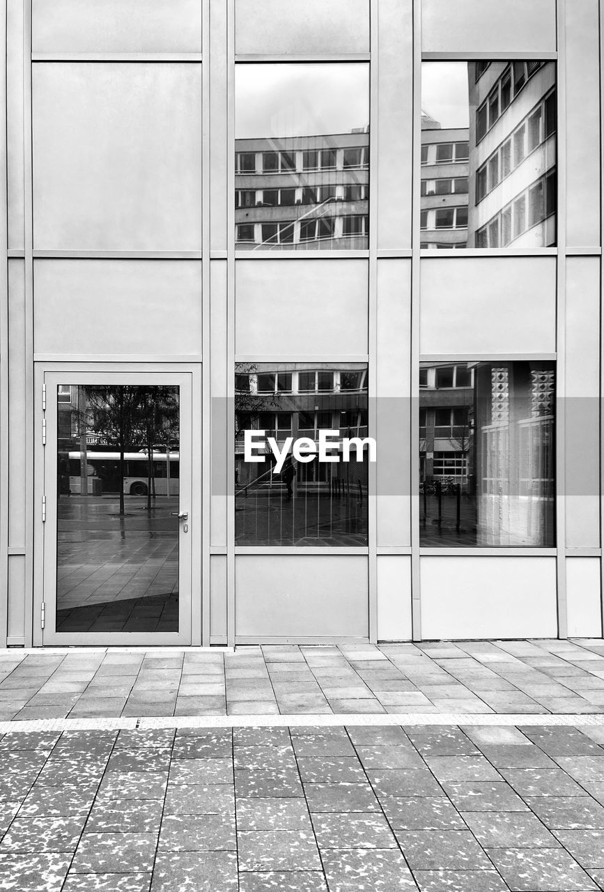 FULL FRAME SHOT OF GLASS BUILDING