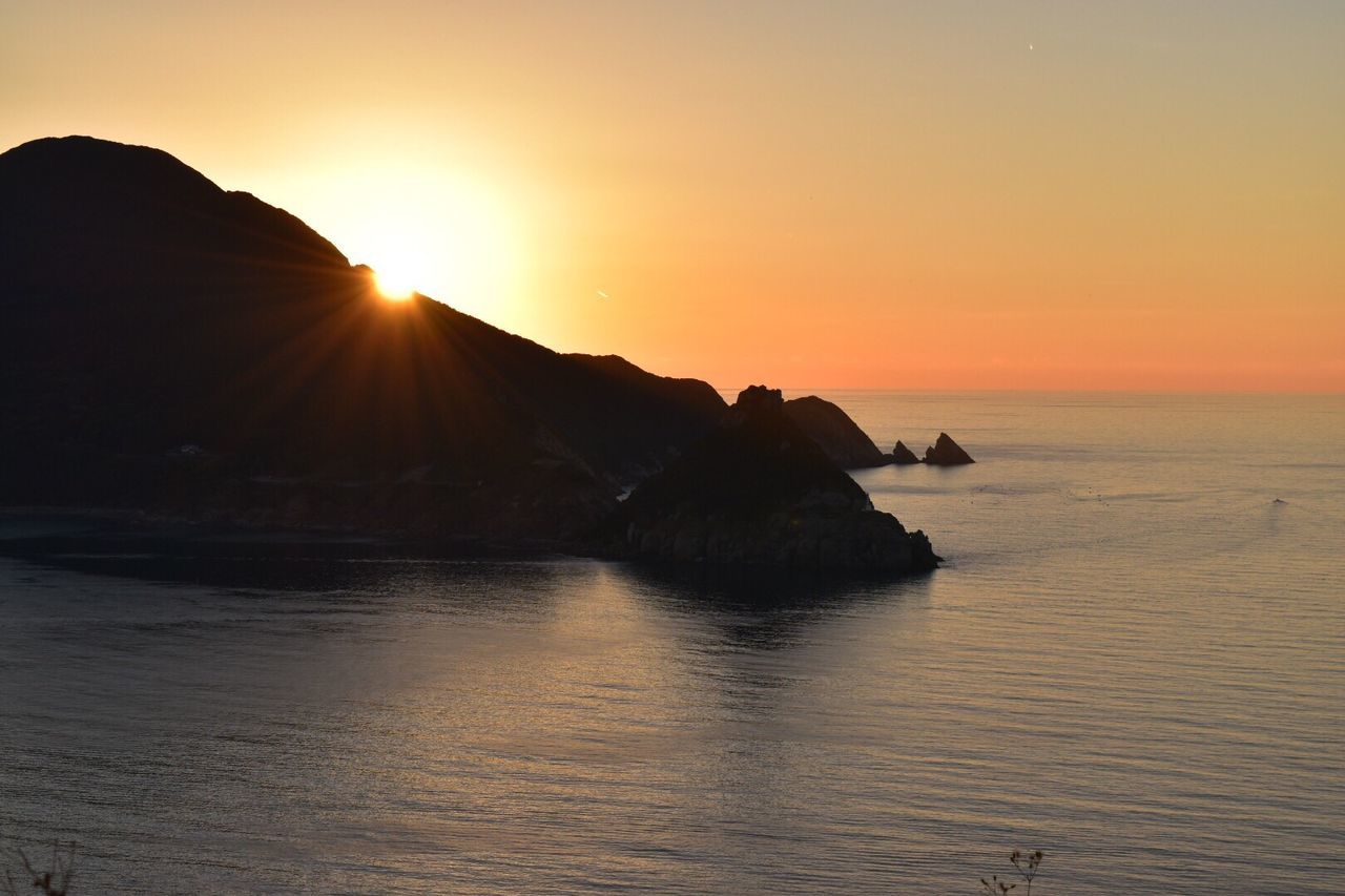 SCENIC VIEW OF SEA AND MOUNTAINS AGAINST SKY DURING SUNSET