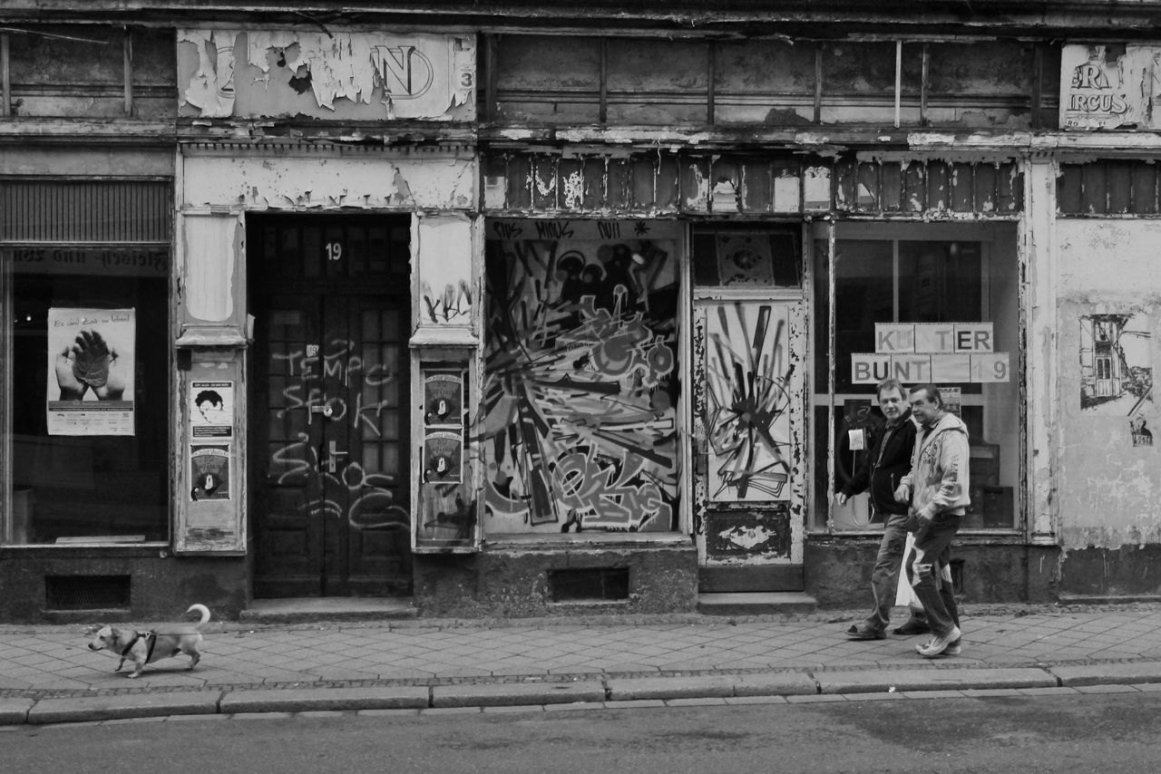 SIDE VIEW OF MAN WALKING ON STREET