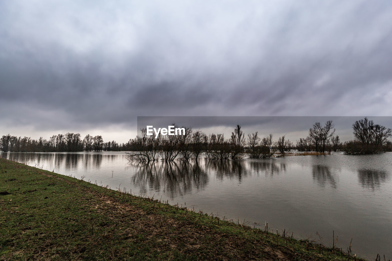 IDYLLIC VIEW OF LAKE AGAINST SKY