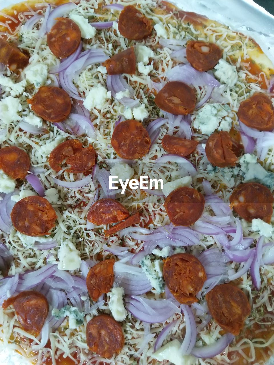 HIGH ANGLE VIEW OF PIZZA IN CONTAINER