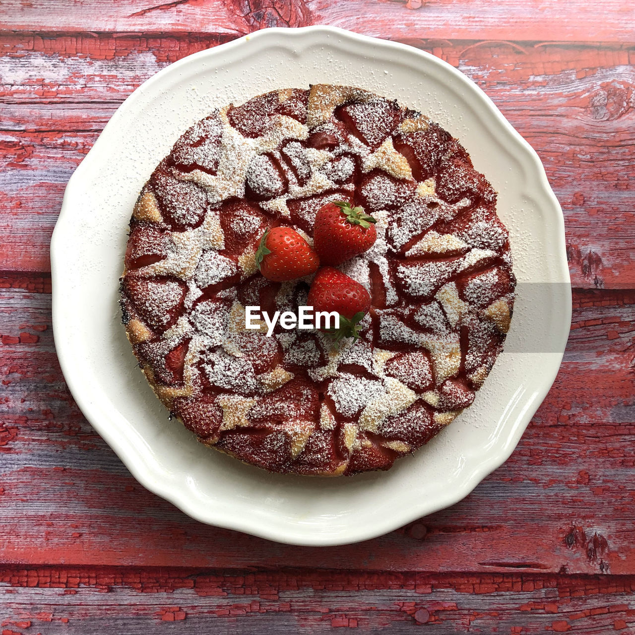 DIRECTLY ABOVE SHOT OF RASPBERRIES IN BOWL ON TABLE