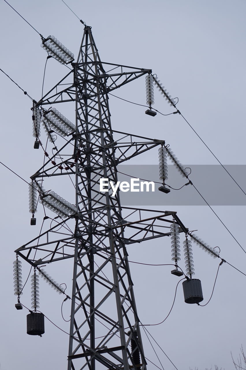 LOW ANGLE VIEW OF ELECTRICITY PYLONS AGAINST SKY