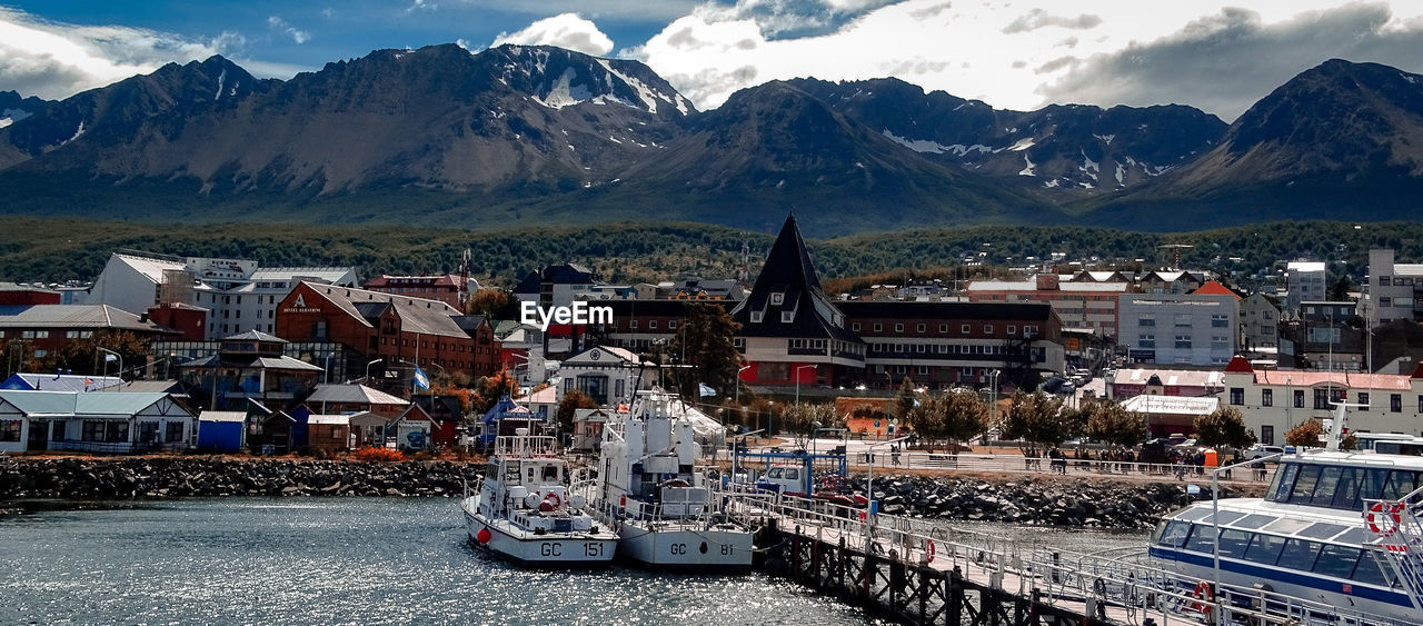 HIGH ANGLE VIEW OF TOWNSCAPE AGAINST SNOWCAPPED MOUNTAINS