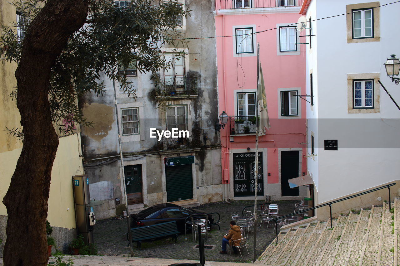 CARS ON STREET BY BUILDING