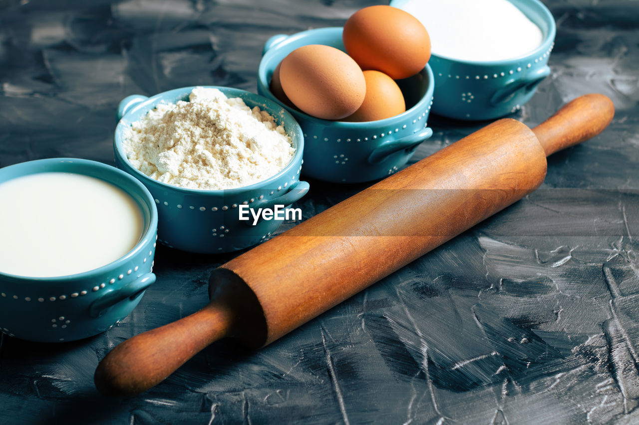 HIGH ANGLE VIEW OF FOOD IN KITCHEN