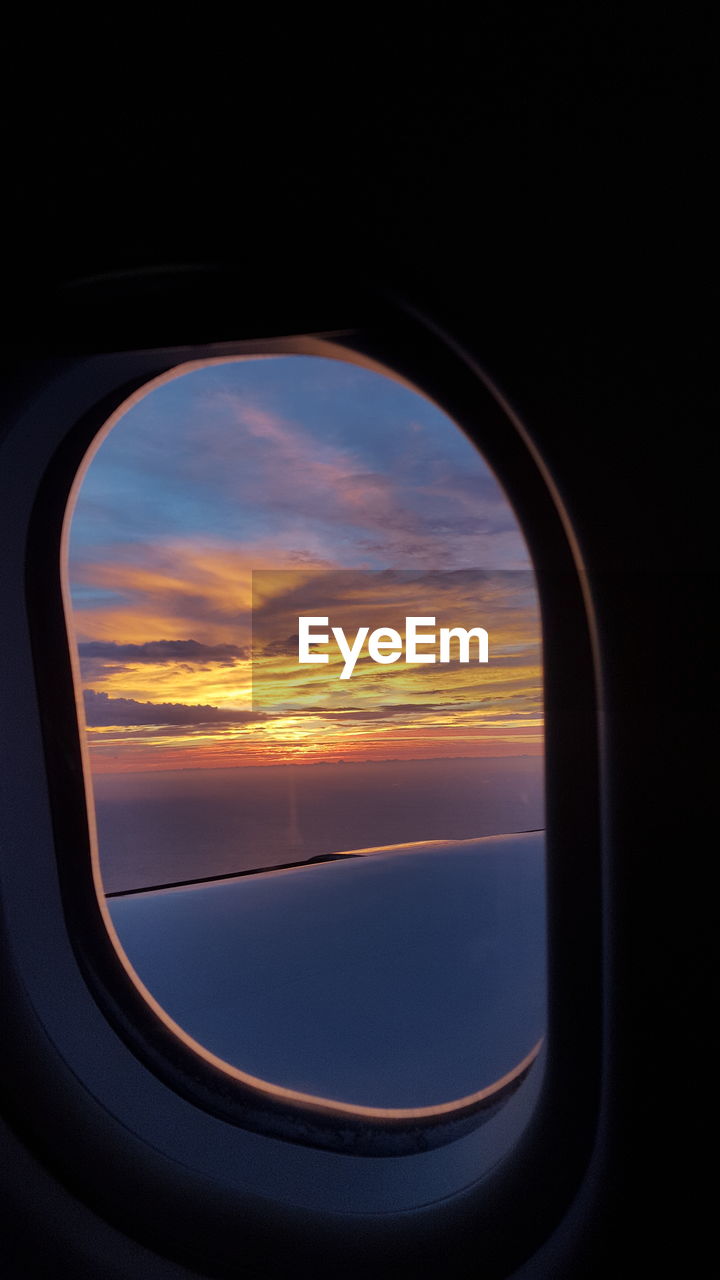 VIEW OF SEA THROUGH AIRPLANE WINDOW