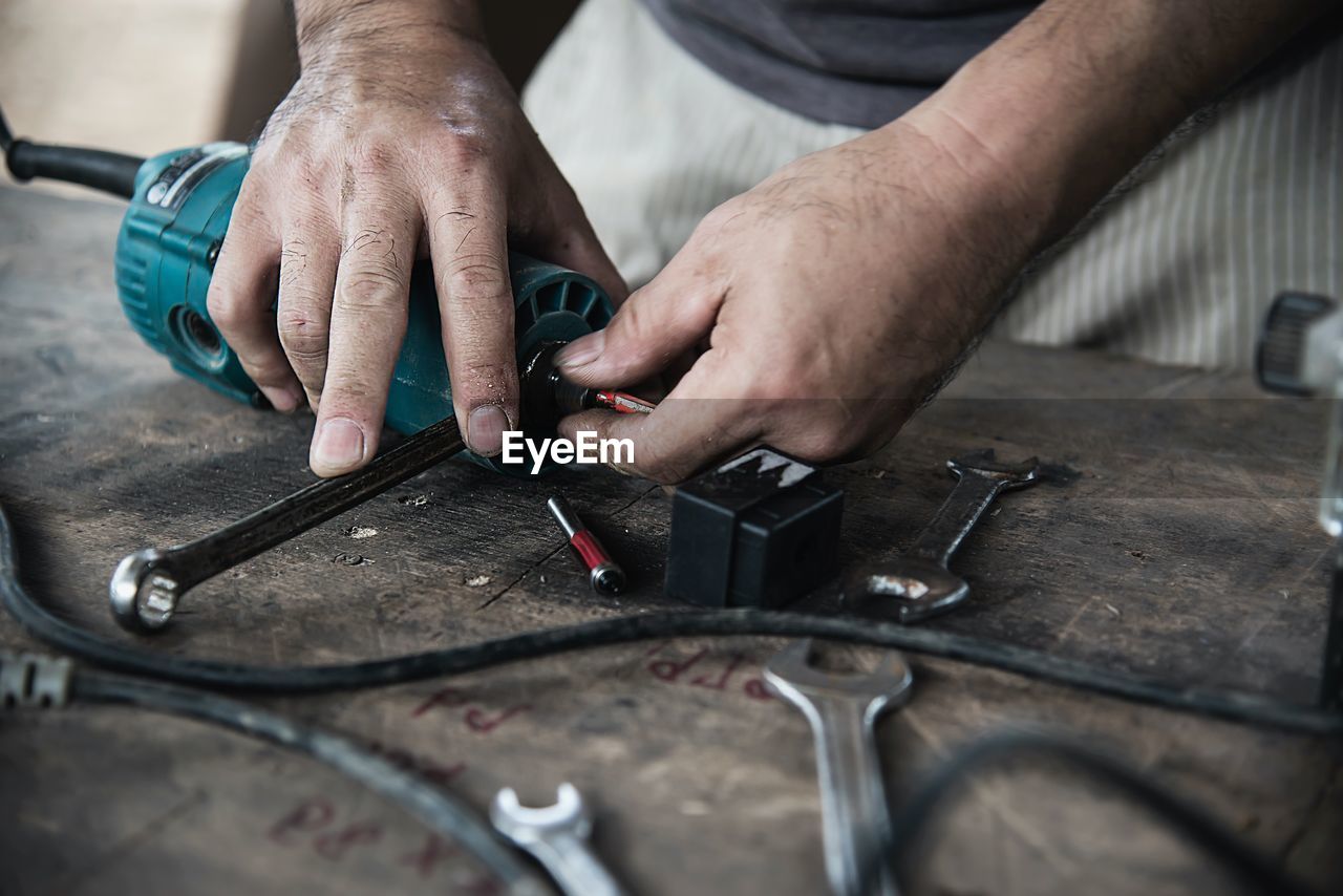 HIGH ANGLE VIEW OF MAN WORKING ON STAGE