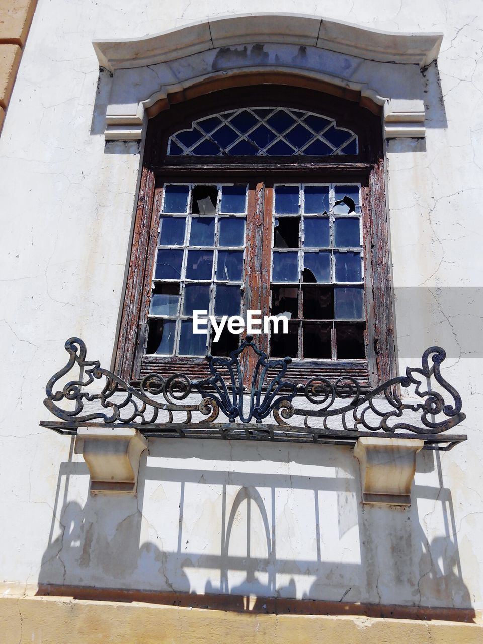 LOW ANGLE VIEW OF BUILDING WITH WINDOWS