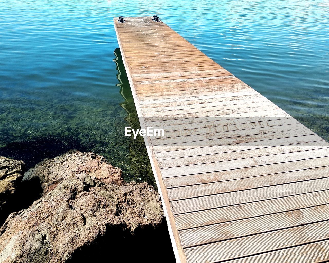 HIGH ANGLE VIEW OF PIER IN LAKE