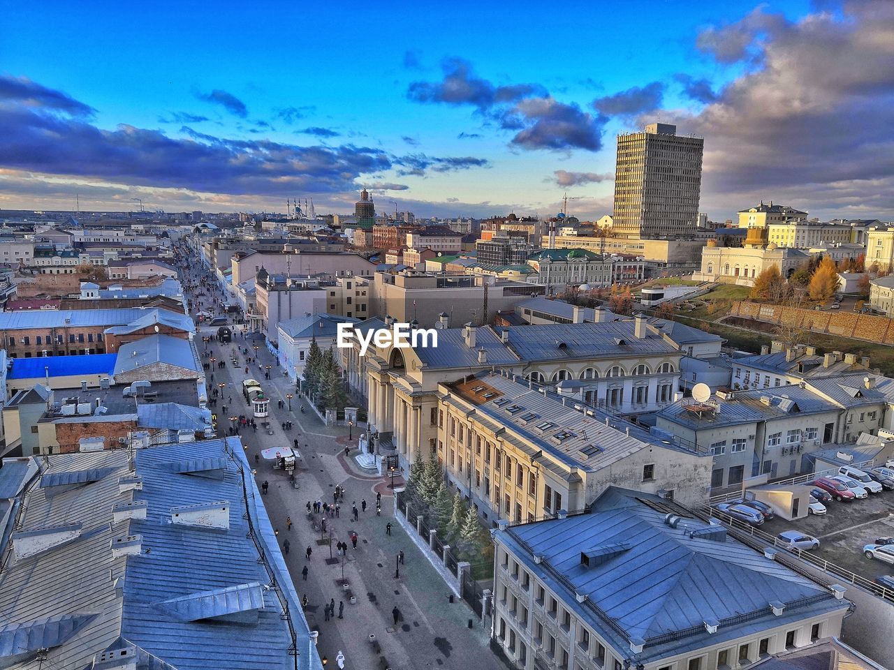 HIGH ANGLE VIEW OF CITYSCAPE AGAINST SKY