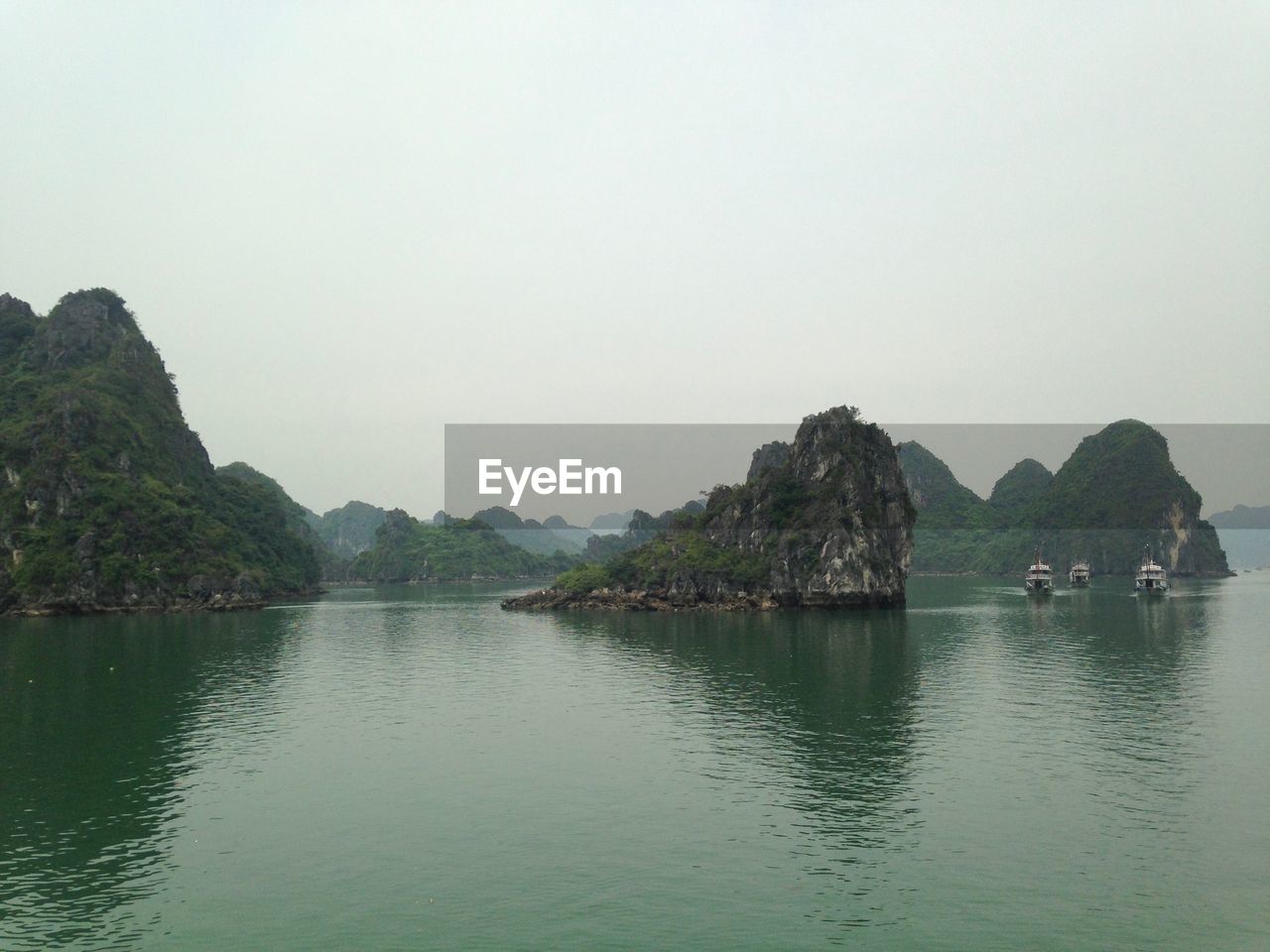 SCENIC VIEW OF SEA AND ROCK FORMATION AGAINST CLEAR SKY