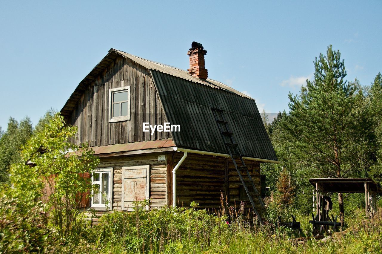 LOW ANGLE VIEW OF OLD ABANDONED BUILDING AGAINST SKY