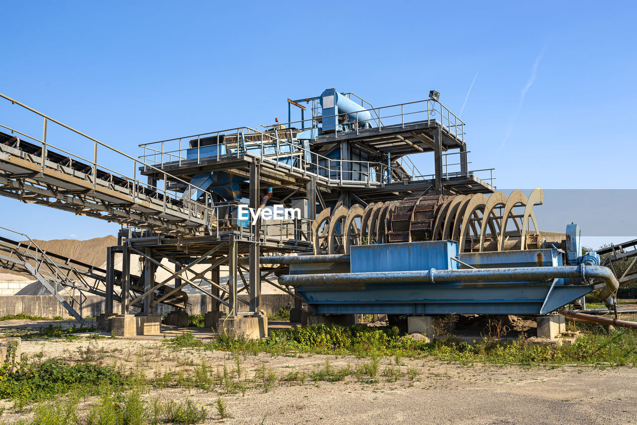 Cement mill sand dewatering machine and machine for transferring gravel, spoil for transport belts.