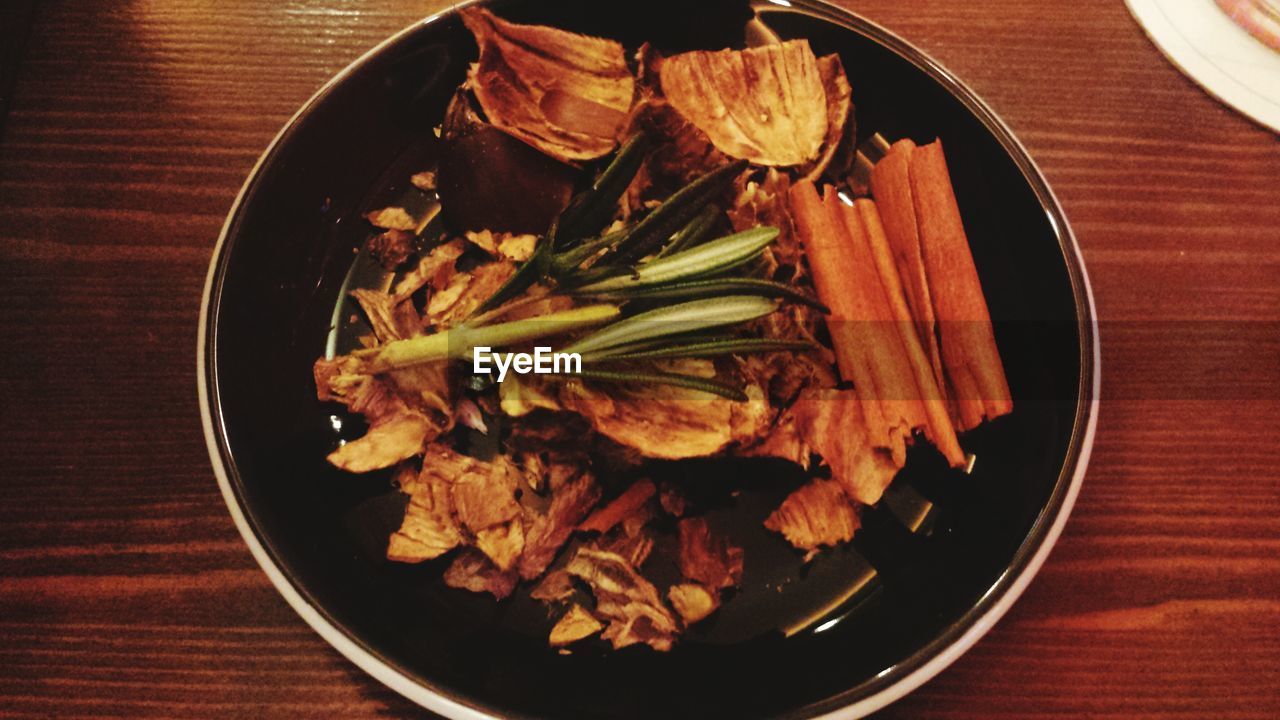 CLOSE-UP OF MEAT IN BOWL