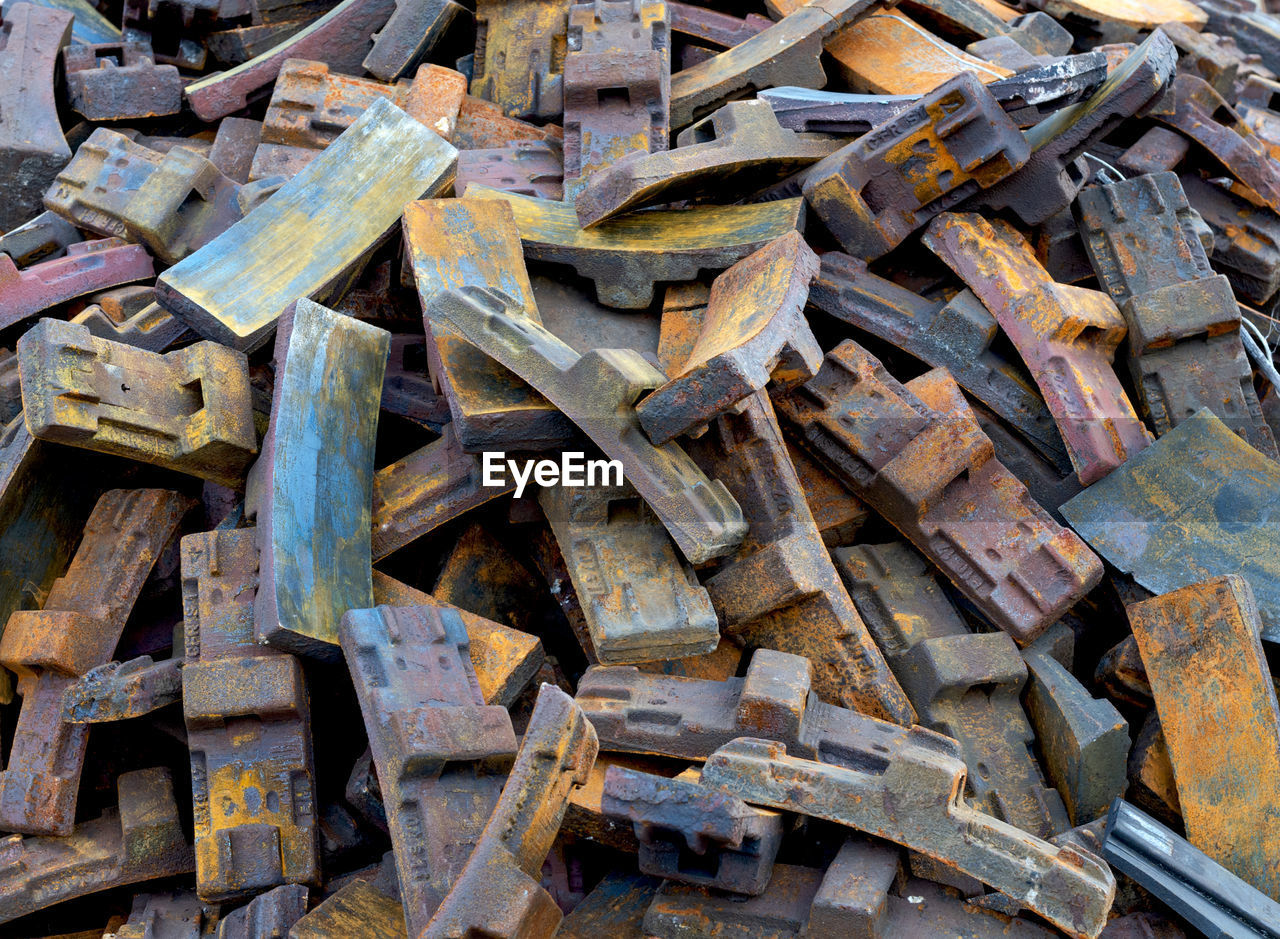 FULL FRAME SHOT OF RUSTY METAL STRUCTURE IN OLD RUIN