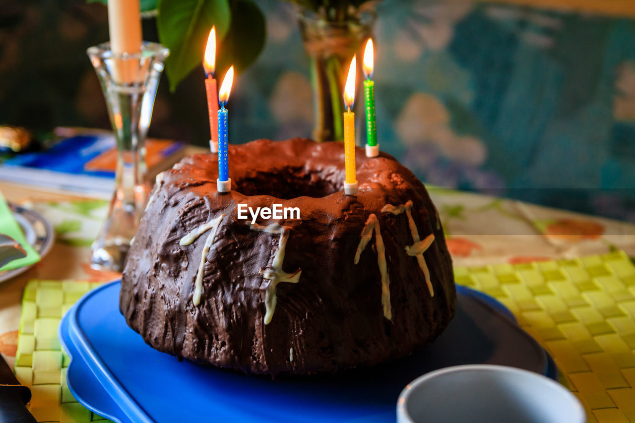 CLOSE-UP OF CAKE IN PLATE