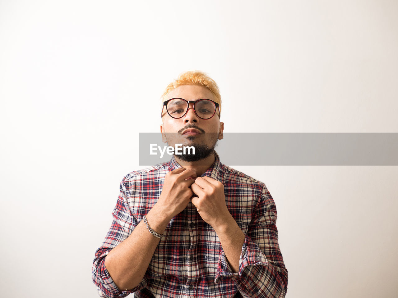 PORTRAIT OF YOUNG MAN LOOKING AWAY