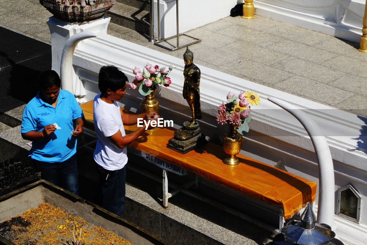 HIGH ANGLE VIEW OF PEOPLE STANDING ON THE WALL