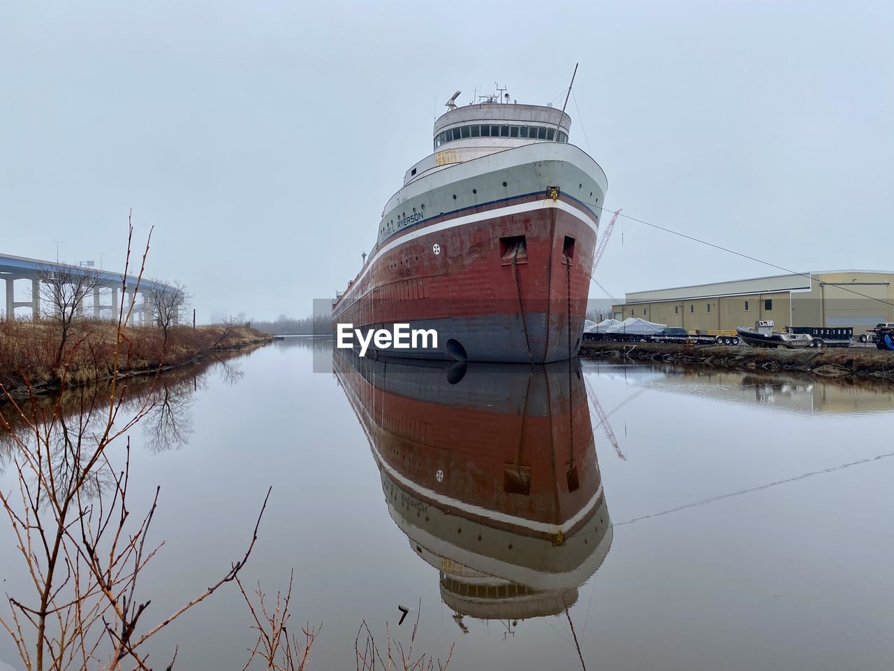 PANORAMIC VIEW OF BOATS MOORED IN LAKE