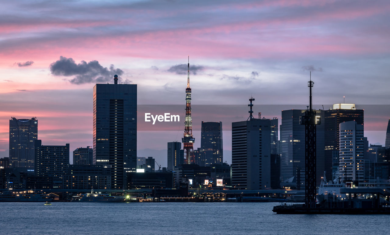 VIEW OF BUILDINGS AGAINST CLOUDY SKY