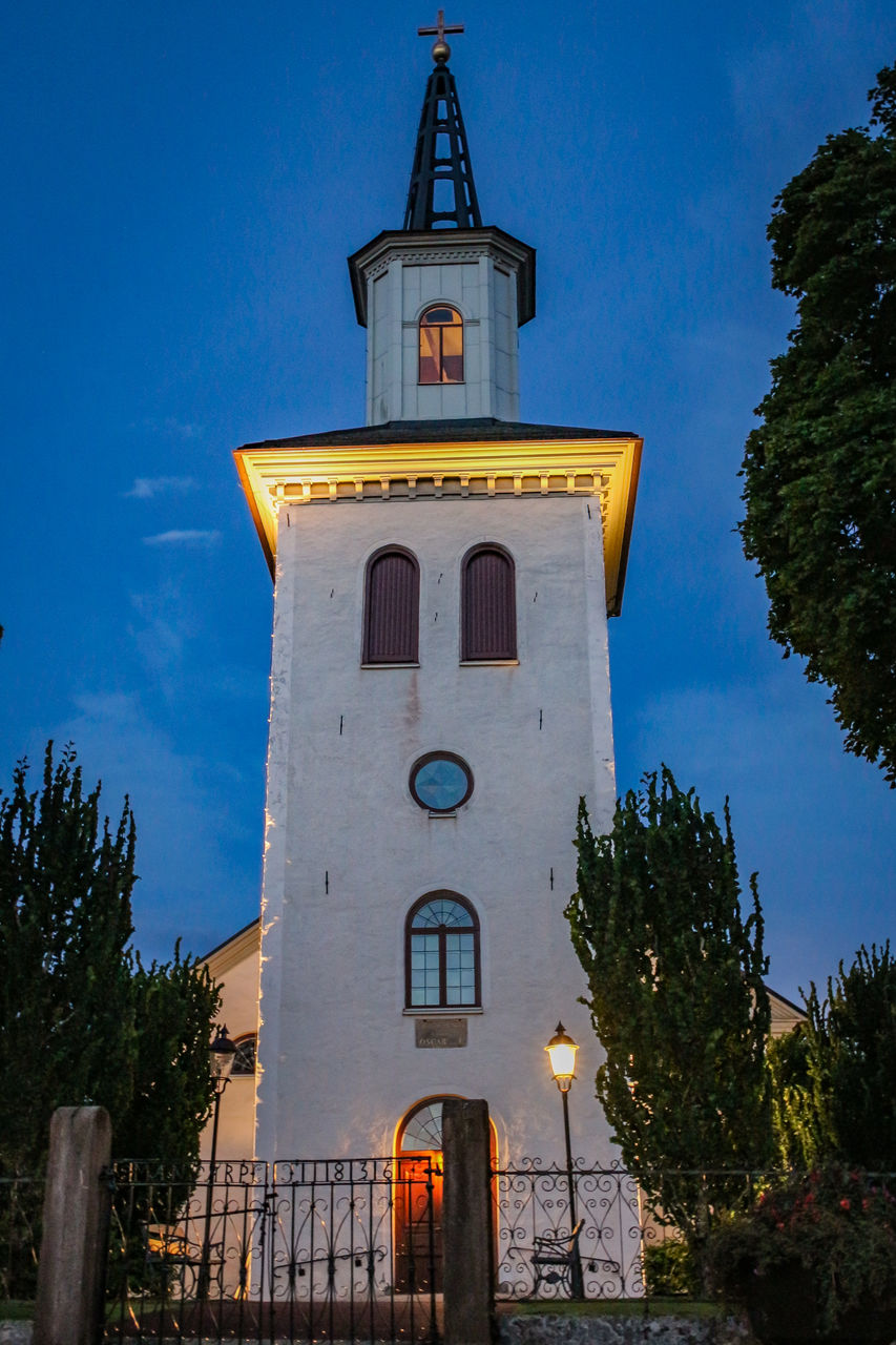 LOW ANGLE VIEW OF CLOCK TOWER AGAINST CLEAR SKY