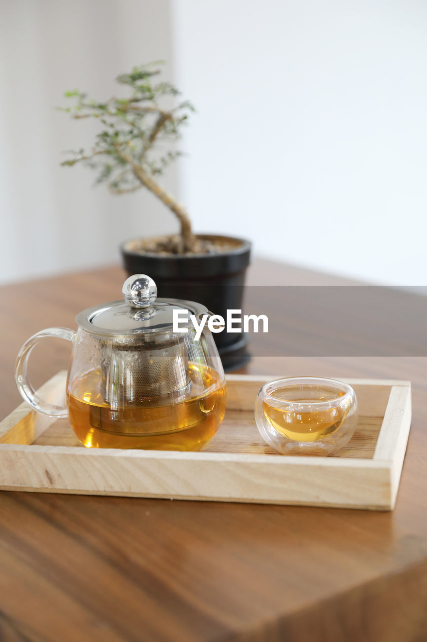 CLOSE-UP OF TEA ON TABLE