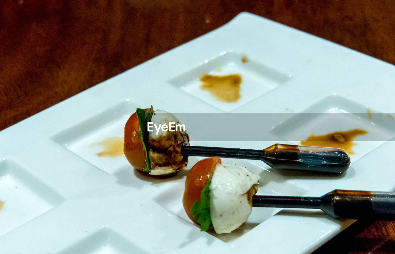 HIGH ANGLE VIEW OF FOOD SERVED IN PLATE