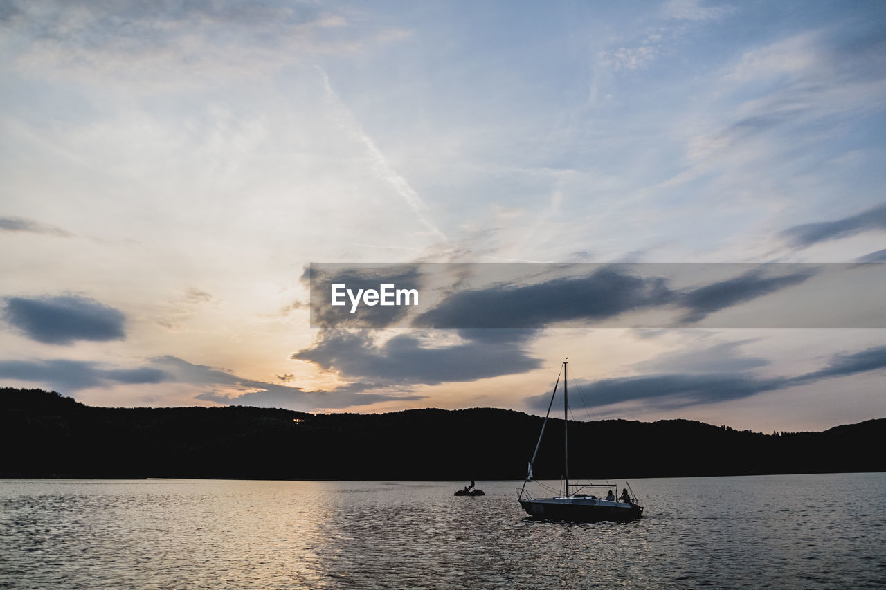 SAILBOATS IN SEA AGAINST SKY